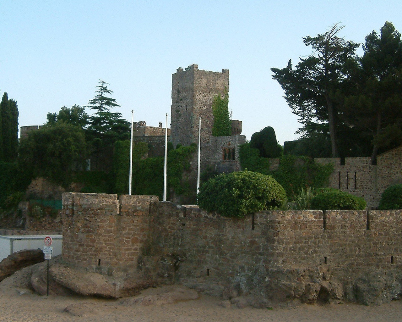 Замок на курорте Манделье ля Напуль, Франция