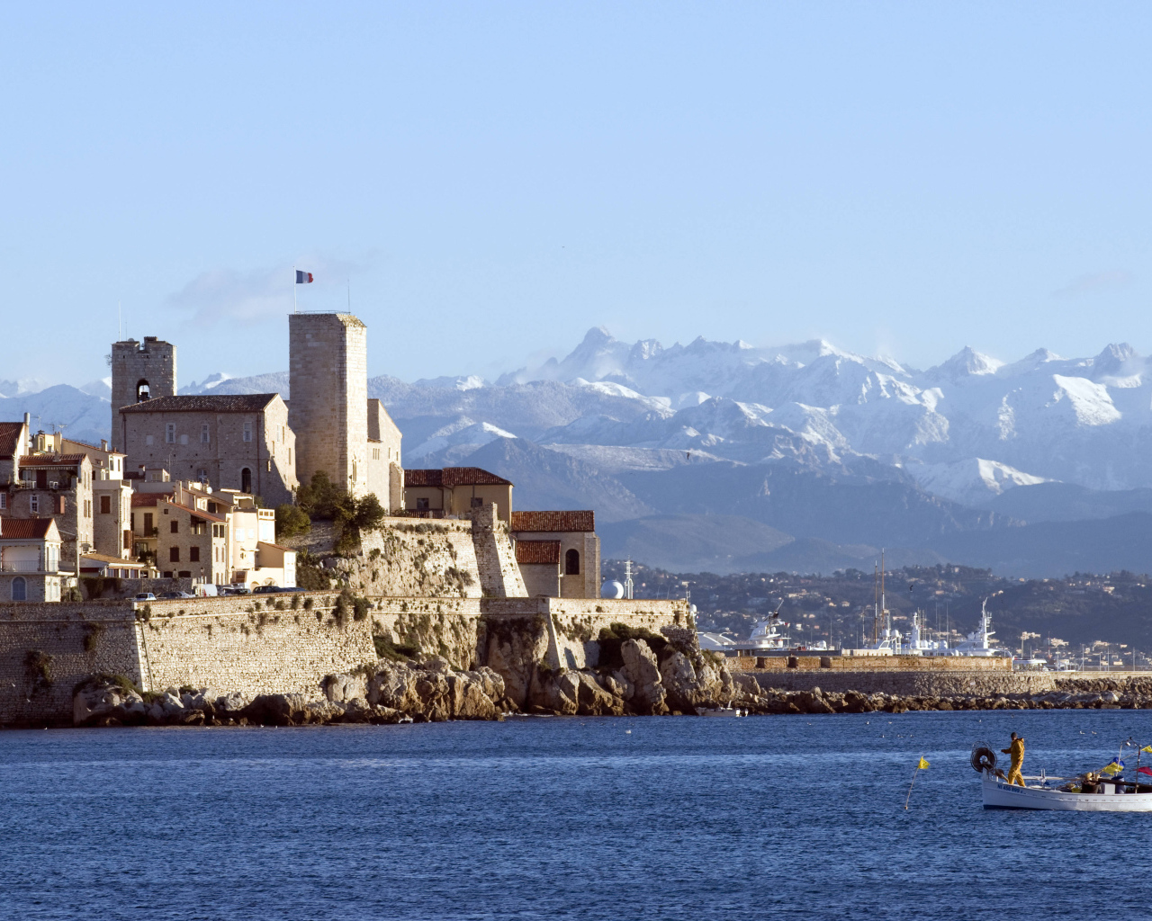 Замок на фоне гор на курорте Антибы, Франция