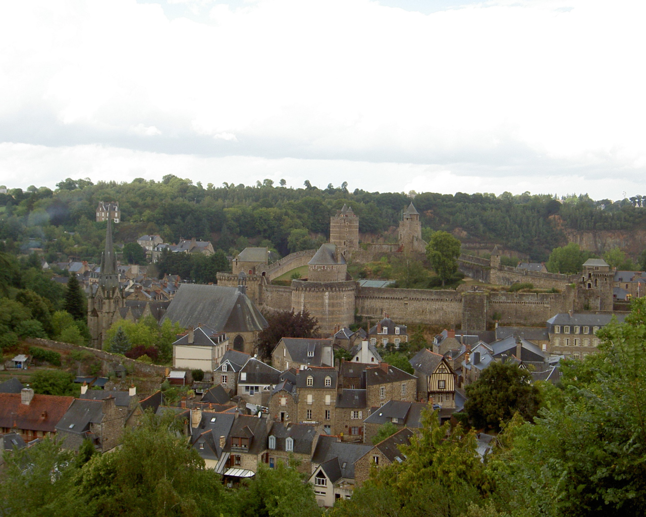 Крепость на холме в Бретань, Франция