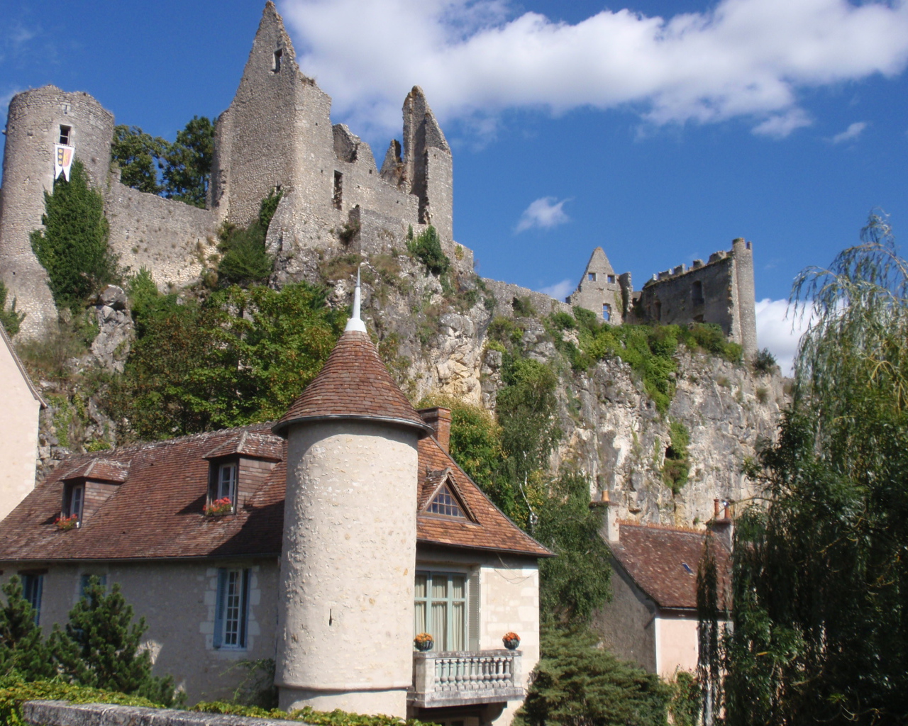 Руины замка в городе Виши, Франция