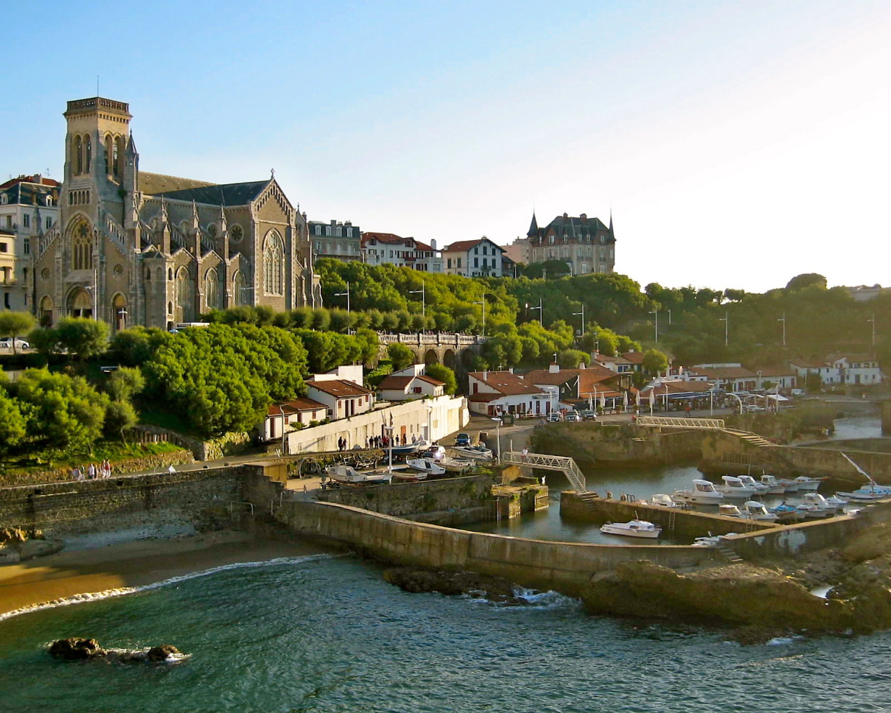 Собор у берега на курорте Биарриц, Франция