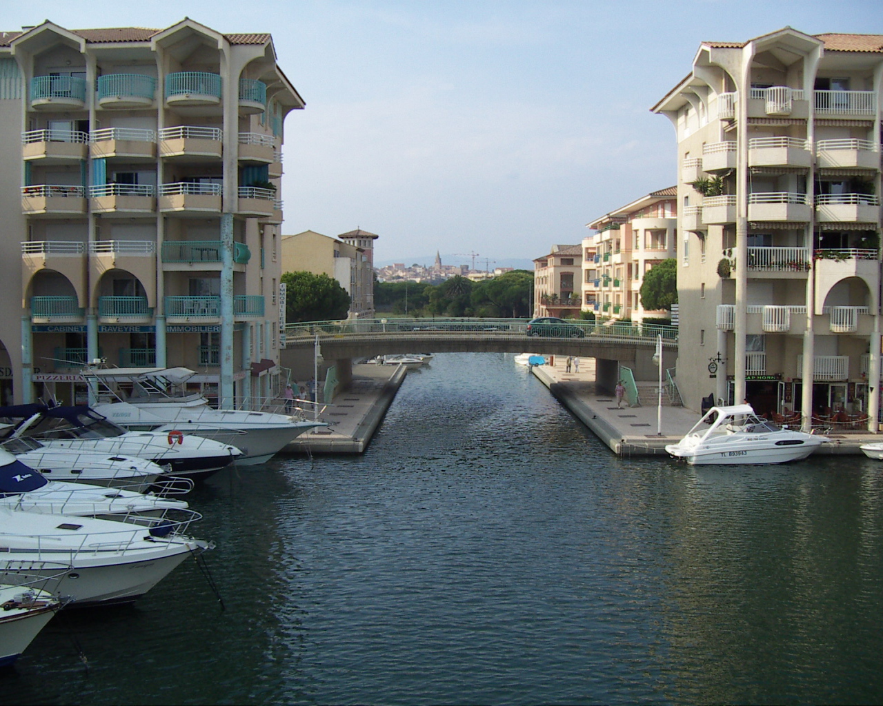 Канал на курорте Порт Де Фрежюс, Франция