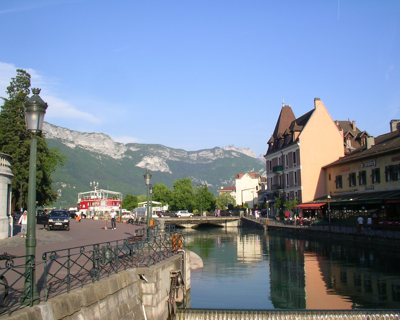 Канал на фоне гор в городе Аннеси, Франция