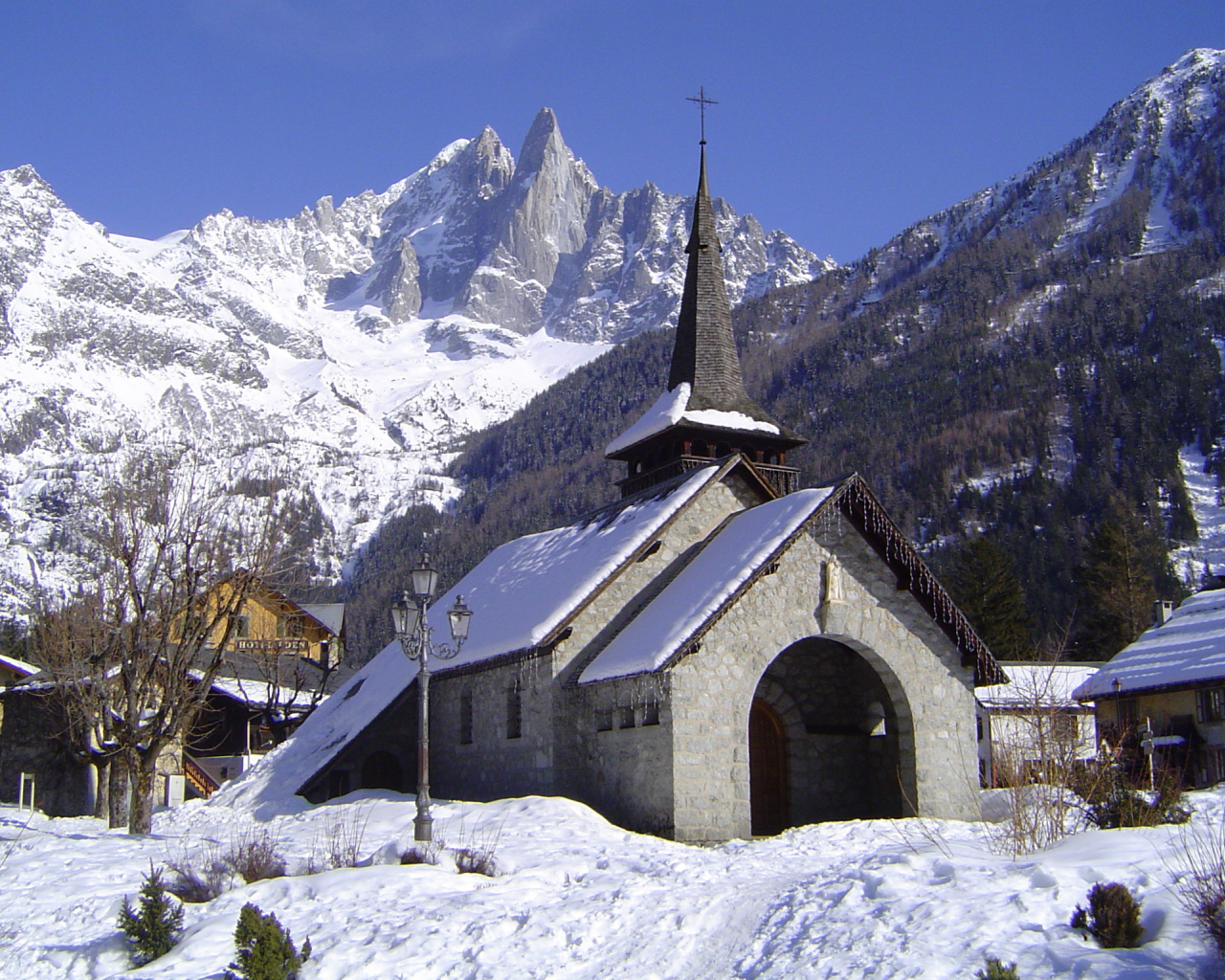 Церковь на курорте Шамони, Франция
