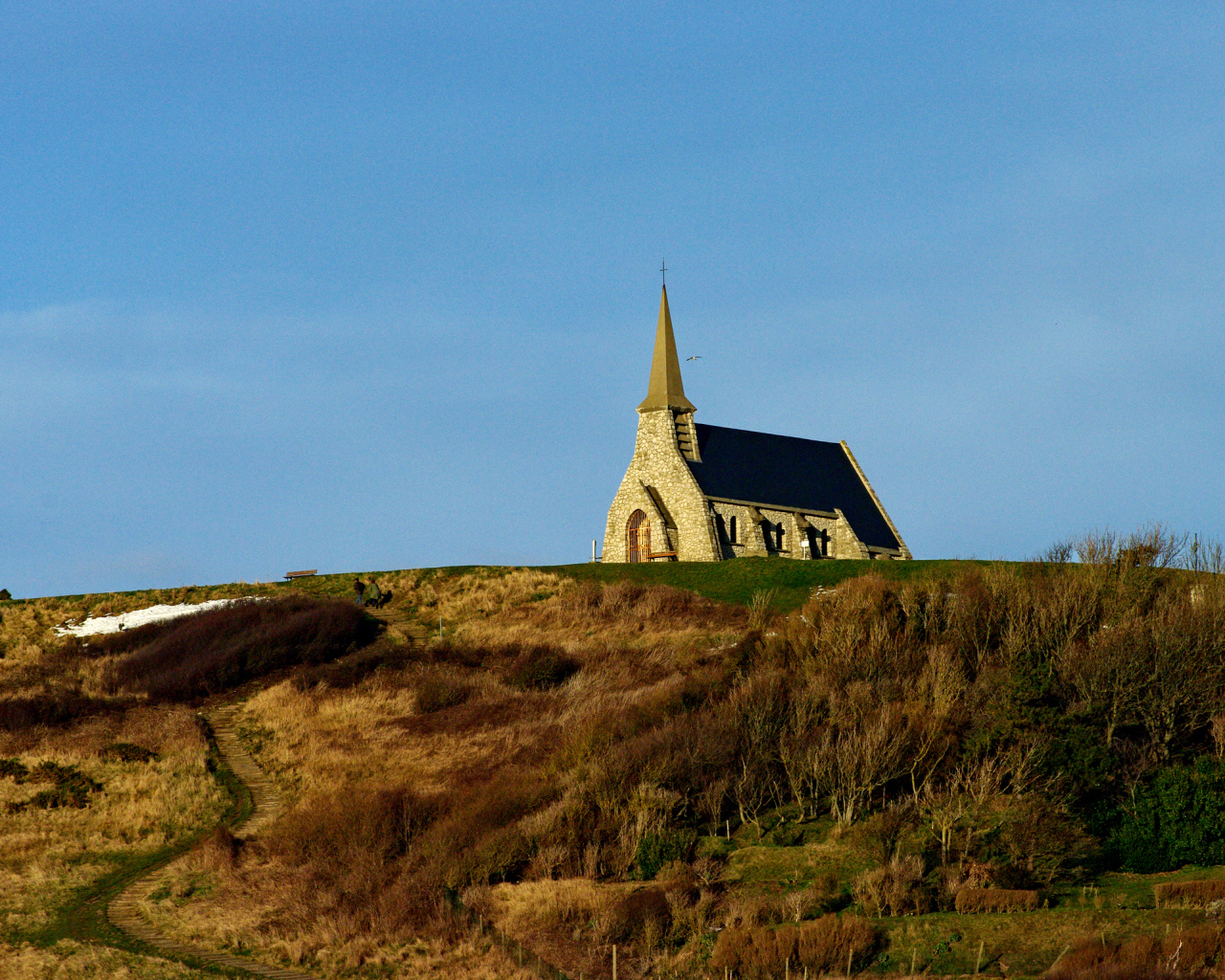 Церковь среди лугов в Нормандии, Франция