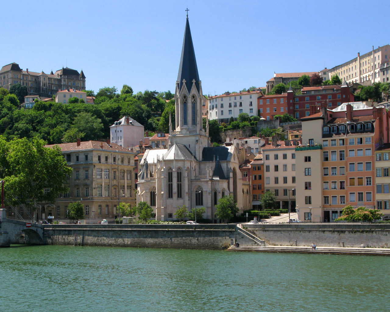 Церковь на набережной в городе Лион, Франция
