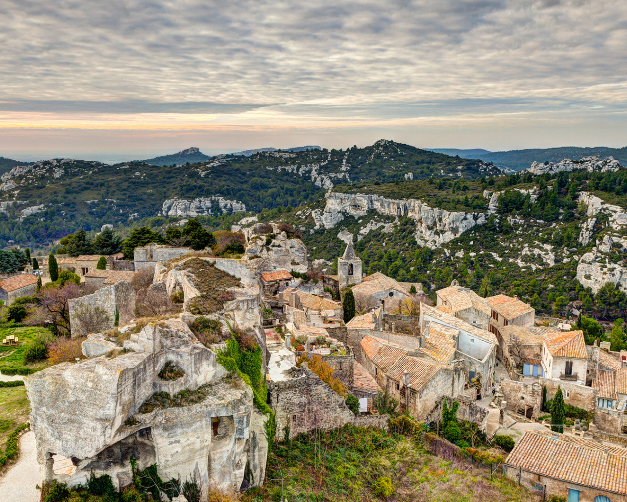 Город среди скал в Провансе, Франция