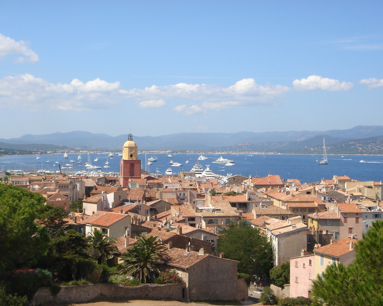 Город на фоне залива на курорте Сен-Тропе, Франция