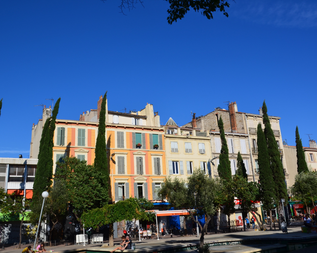 Городская улица в городе Марсель, Франция