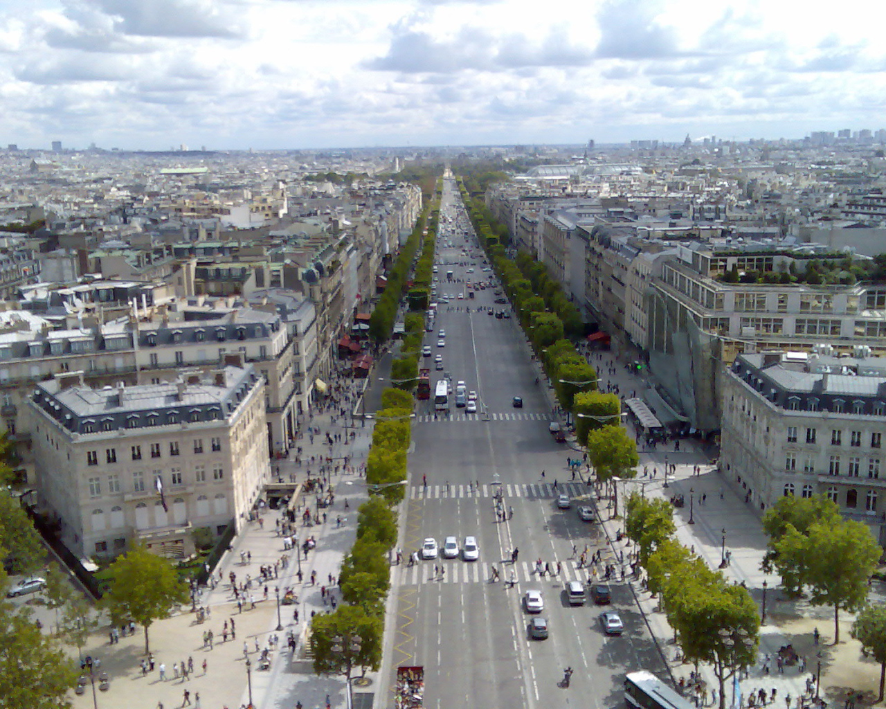 Городская улица в Париже, Франция