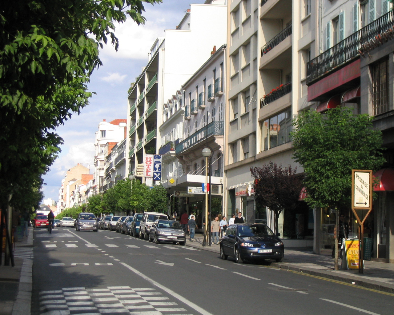 Городская улица в городе Виши, Франция