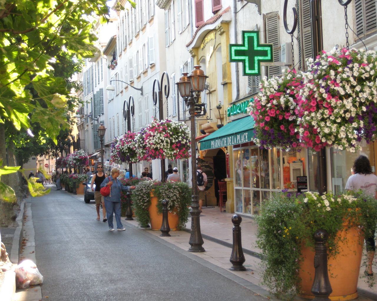 Городская улица на курорте Антибы, Франция