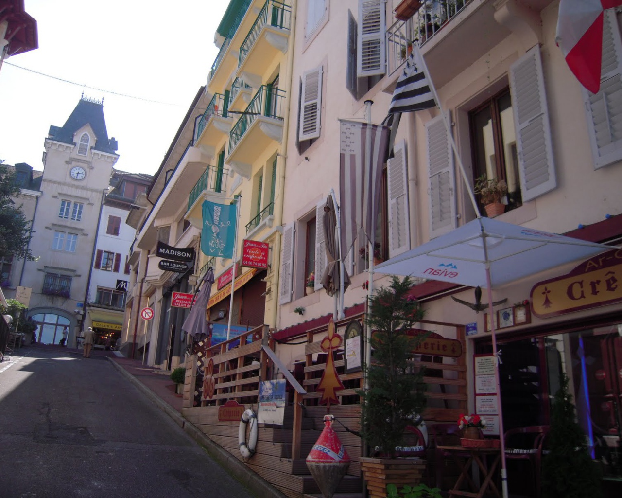Городская улица на курорте Эвиан, Франция
