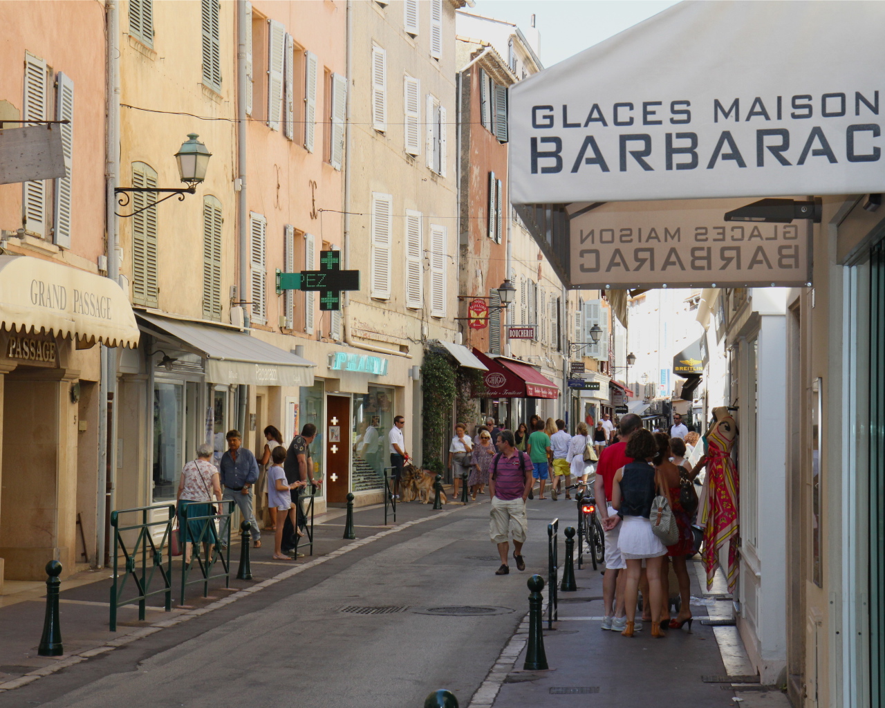 Городская улица на курорте Сен-Тропе, Франция