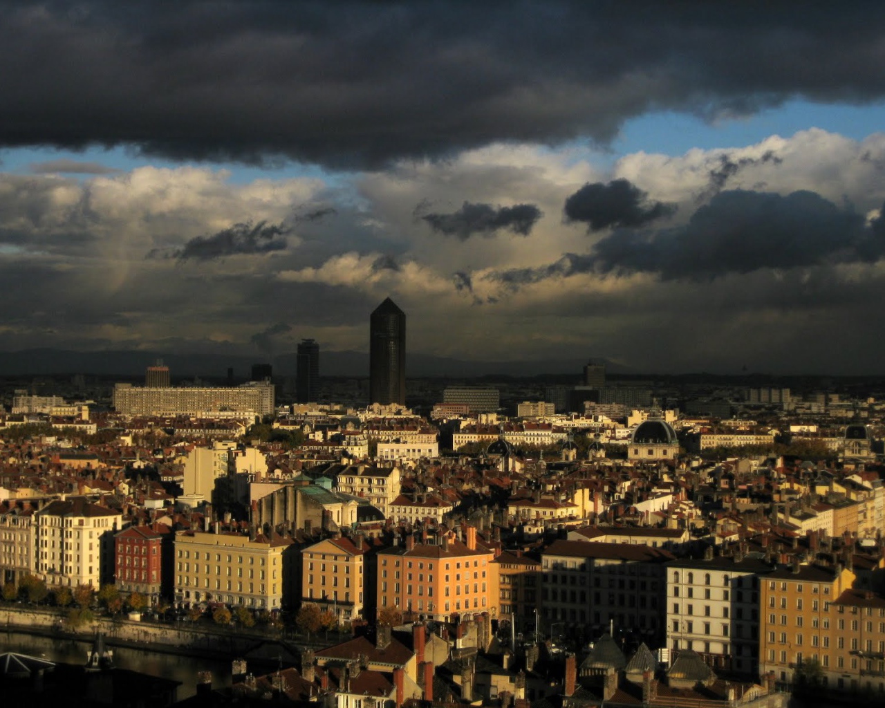 Облака над городом Лион, Франция