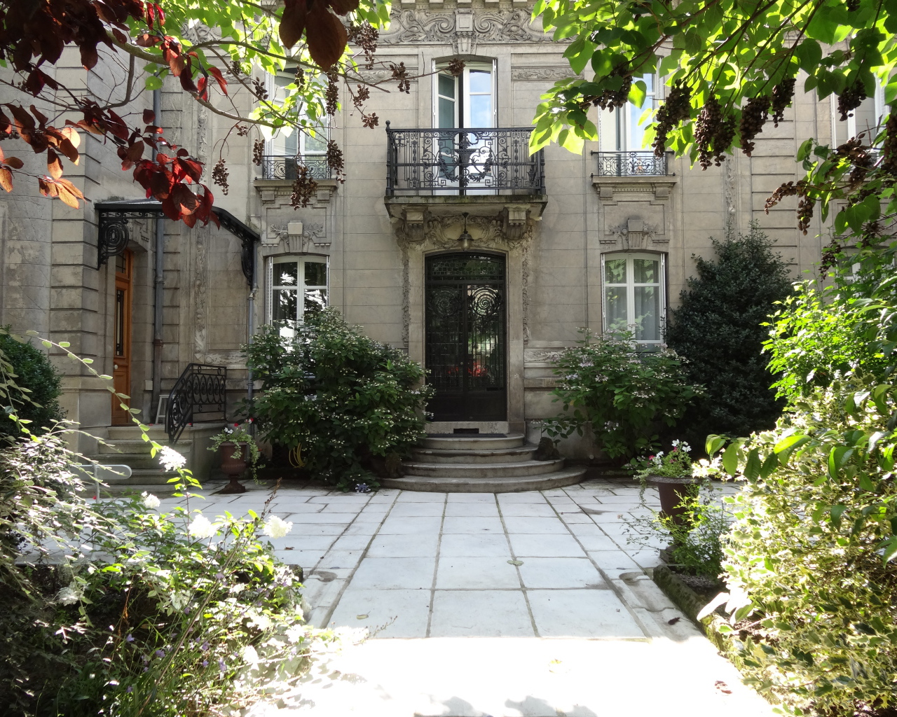 Уютный двор в городе Виши, Франция