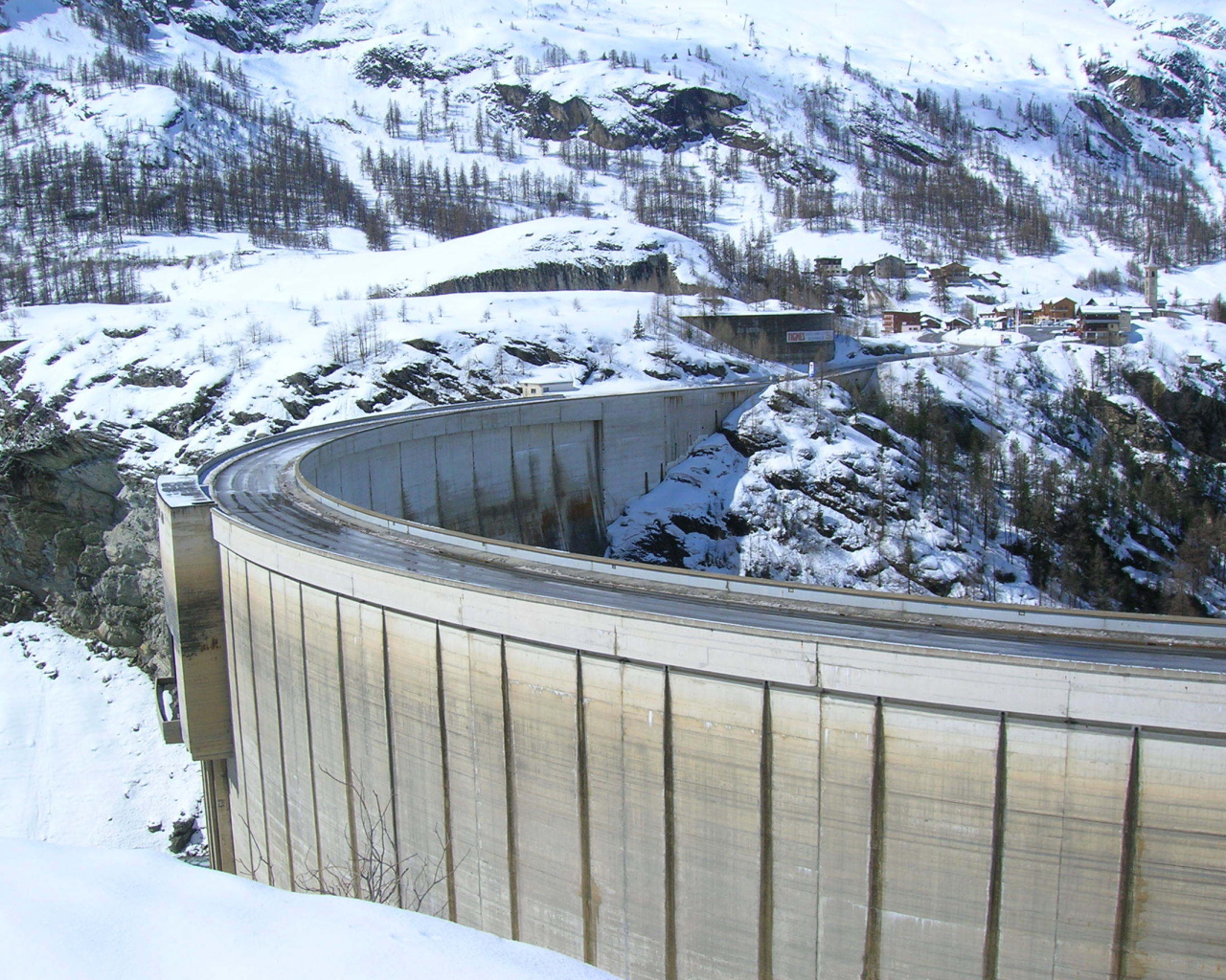 Дамба на горнолыжном курорте Тинь, Франция