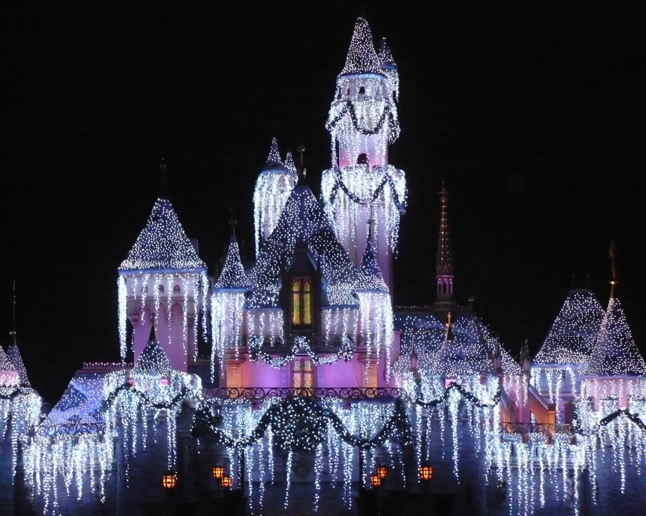 Украшение гирляндами в Диснейленде, Франция