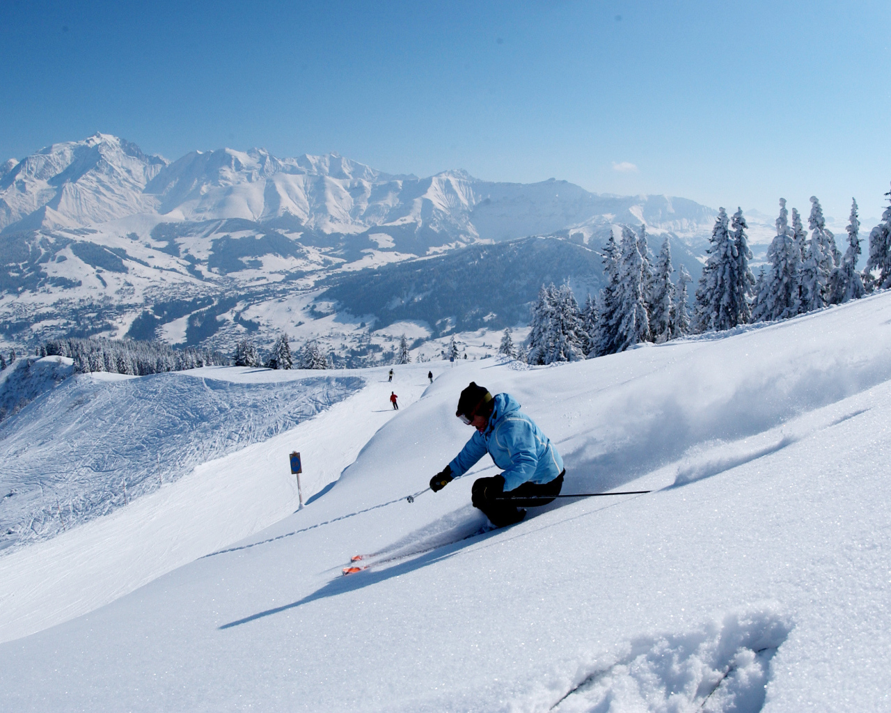 Спуск на лыжах на горнолыжном курорте Межев, Франция
