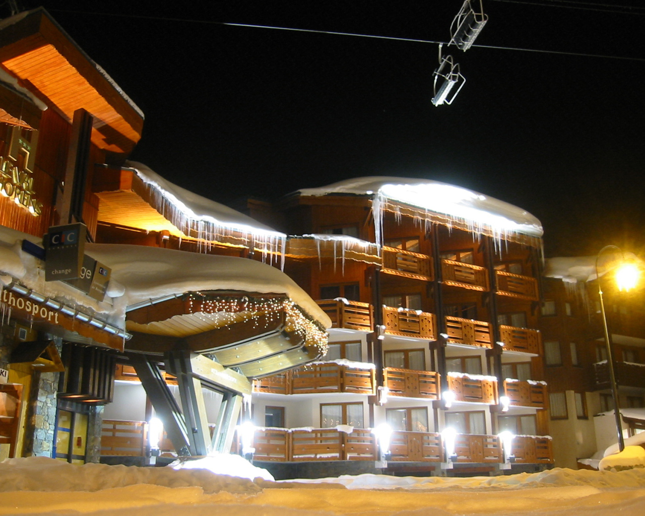 Вечернее сияние на горнолыжном курорте Валь-Торанс, Франция