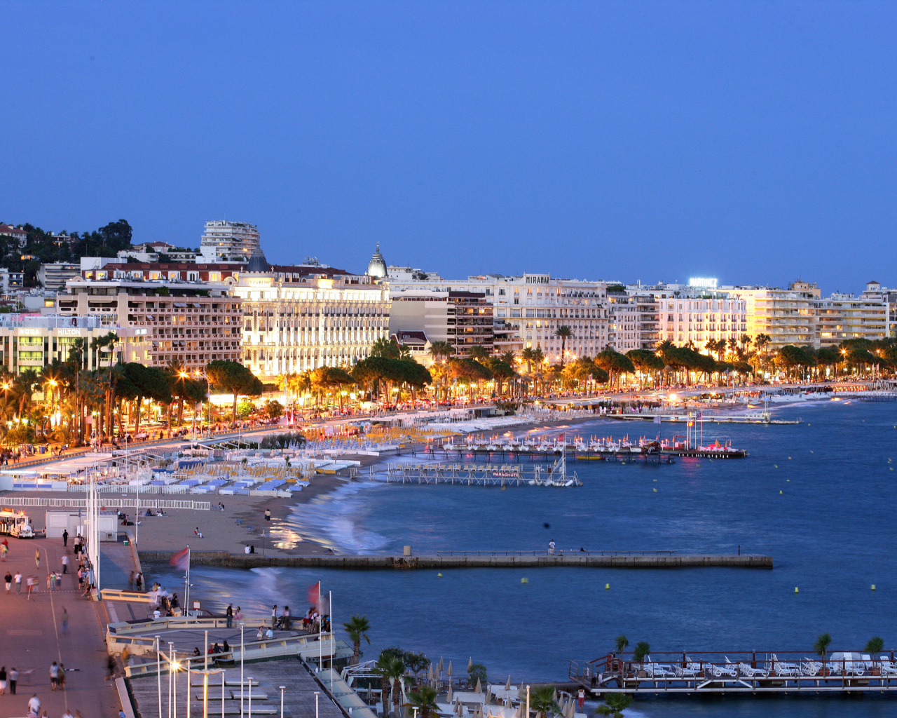 Вечерние огни в Каннах, Франция