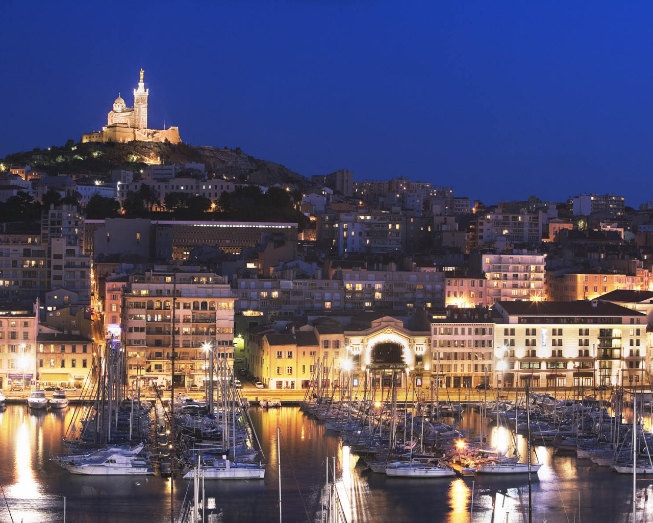 Вечернее сияние в городе Марсель, Франция