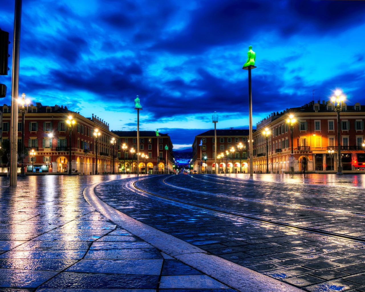 Вечерние огни в городе Ницца, Франция