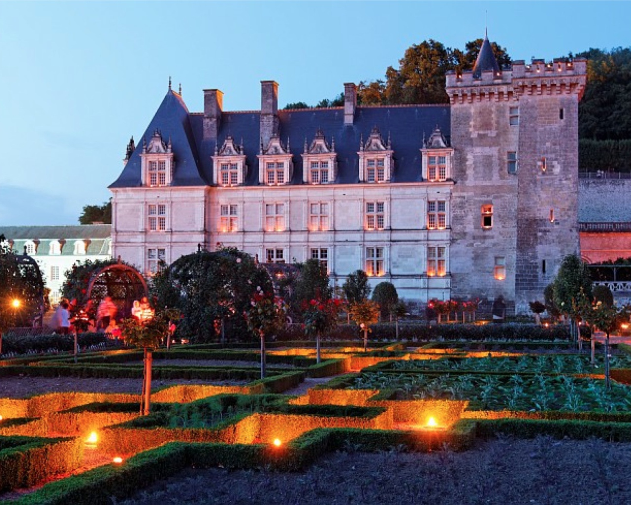 Вечерние огни в замке в Луаре, Франция