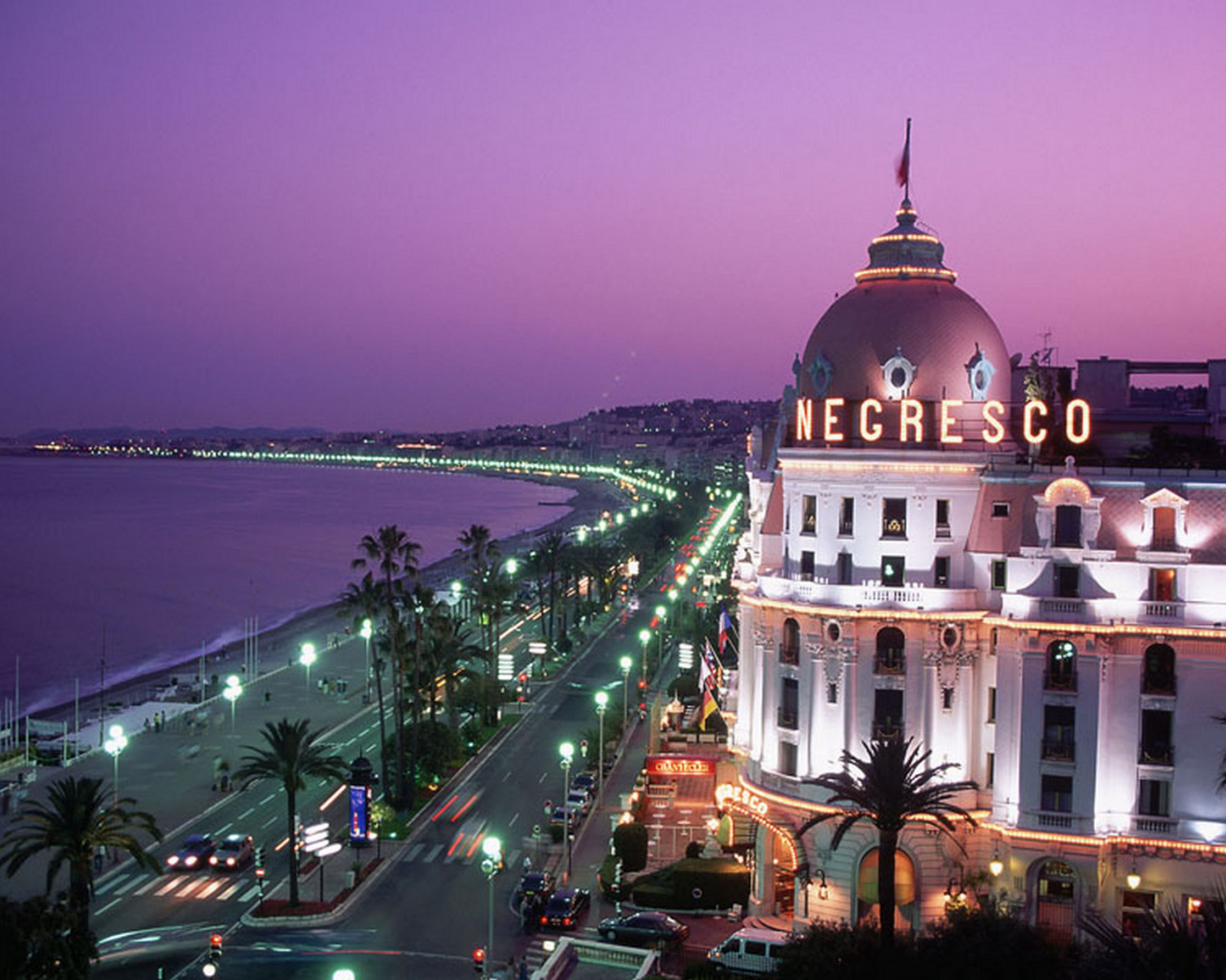 Вечер на набережной в городе Ницца, Франция