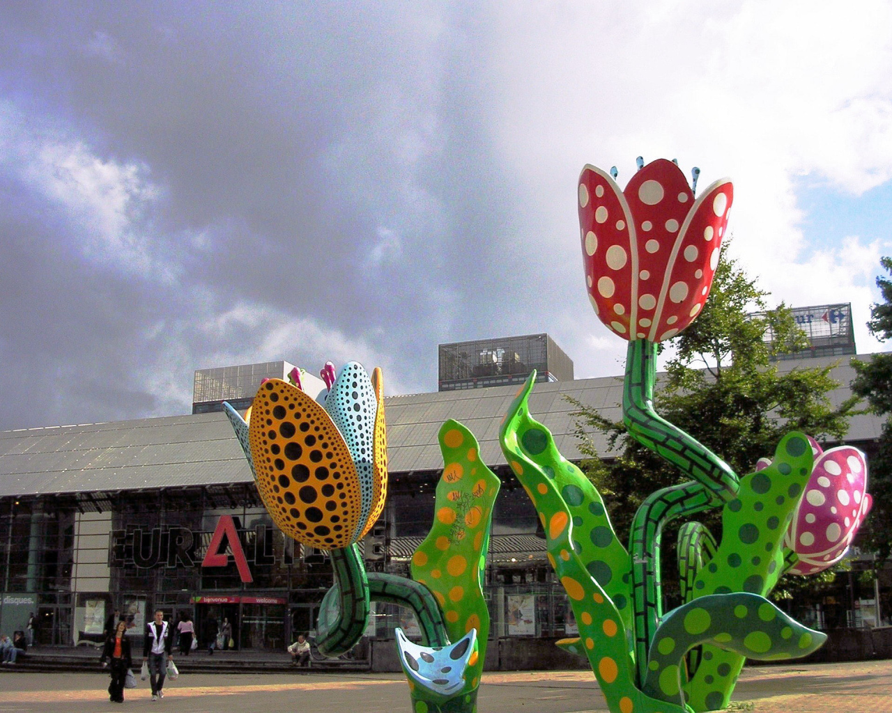 Цветочная скульптура в городе Лилль, Франция