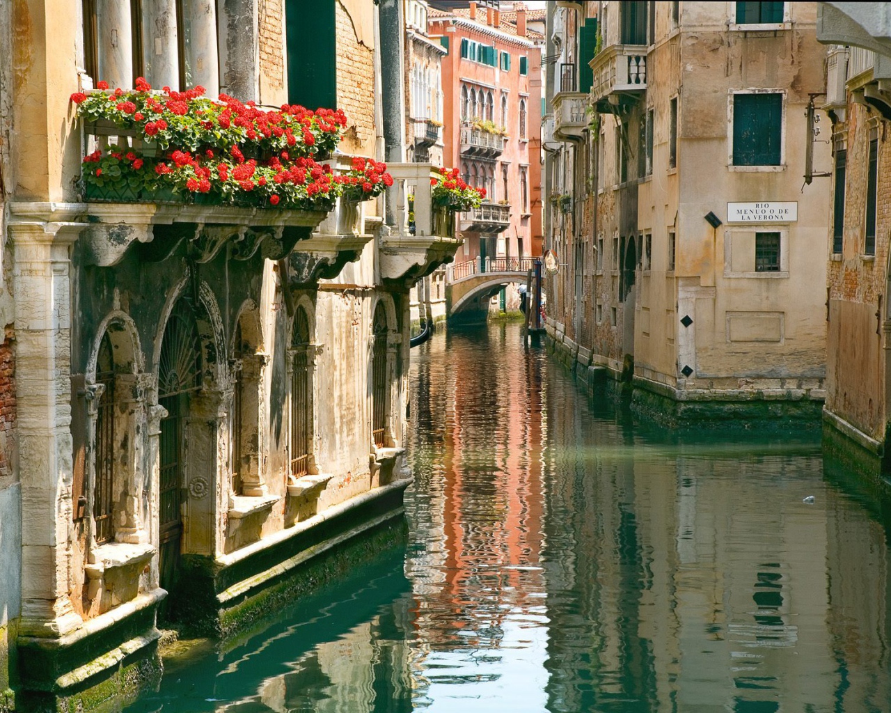 Цветы на балконе в городе Аннеси, Франция