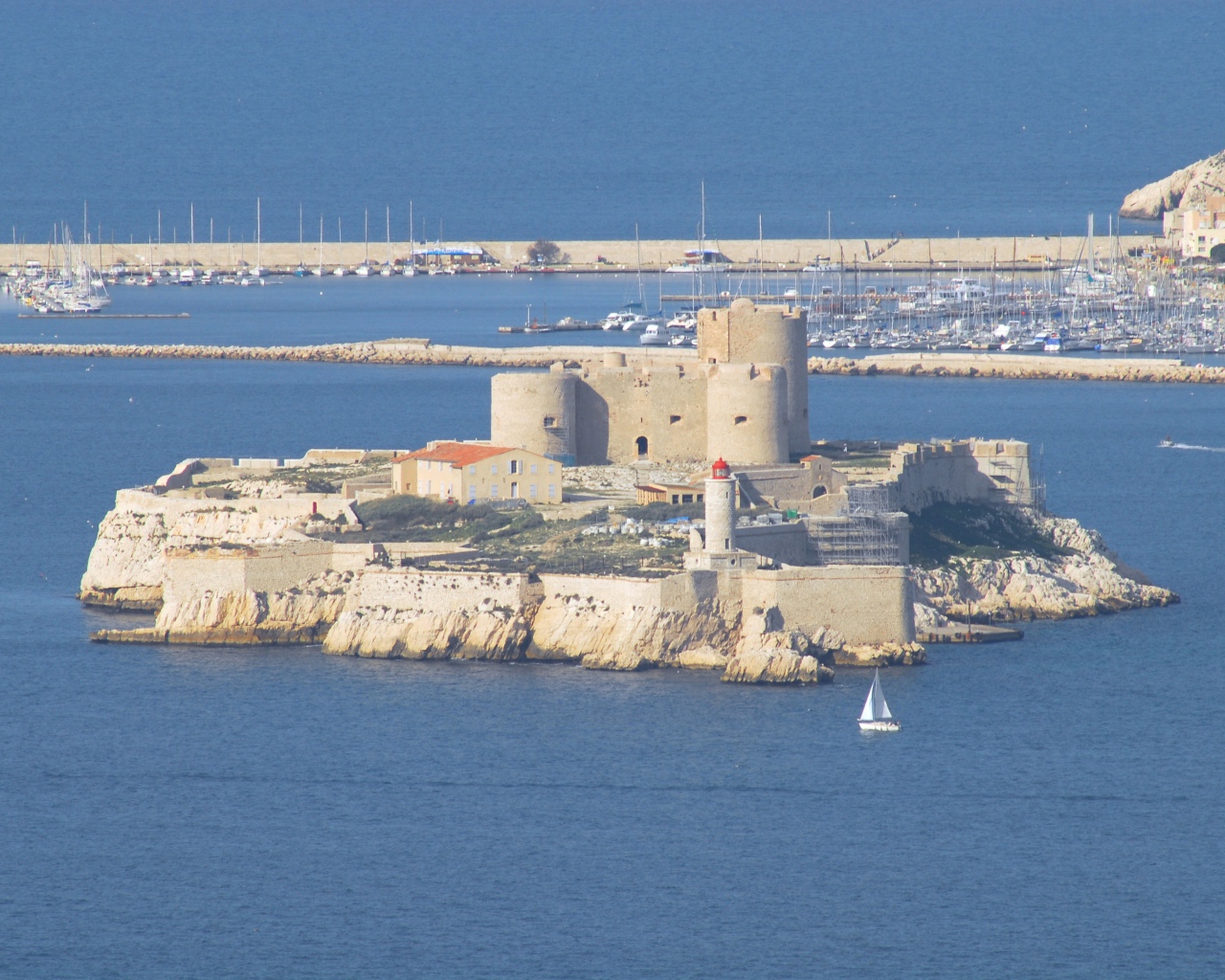 Крепость на острове в городе Марсель, Франция