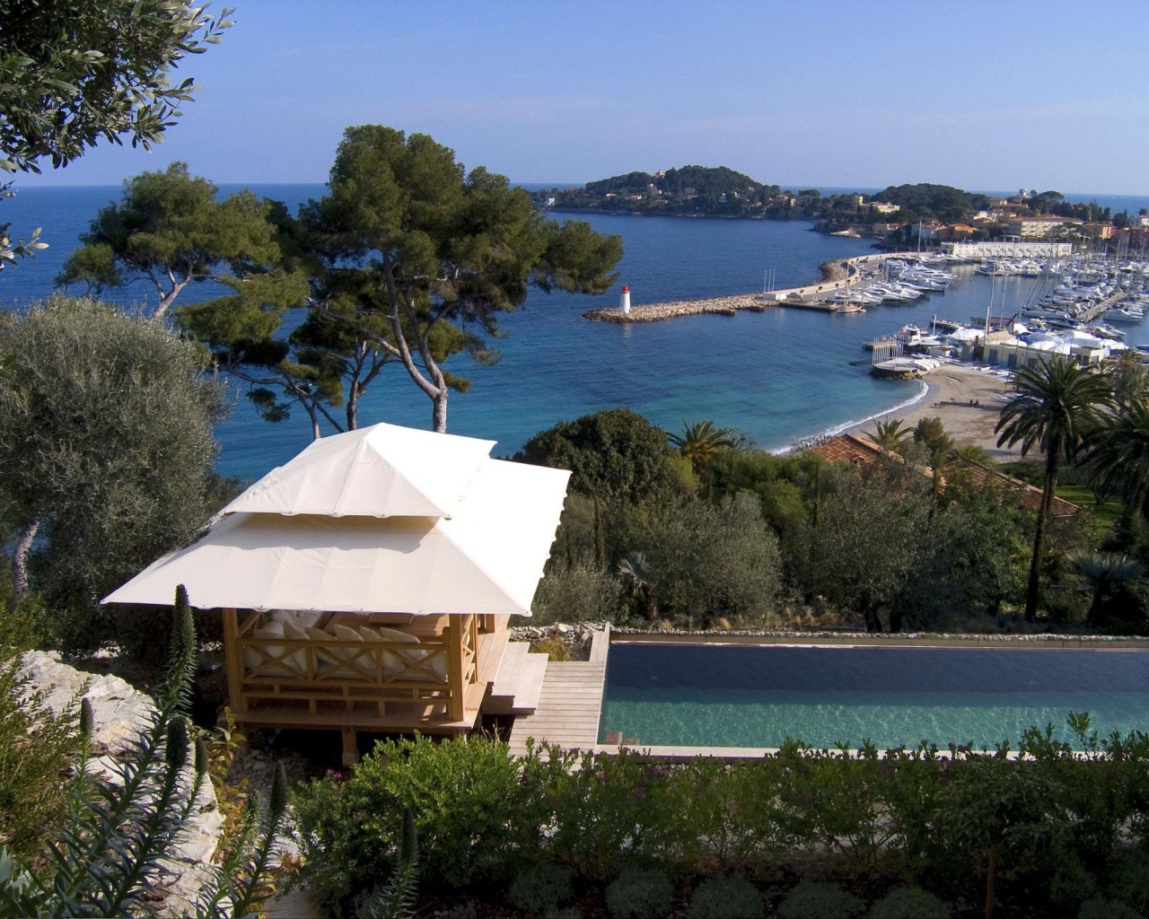 Беседка на побережье на курорте Сен-Жан-Кап-Ферра, Франция