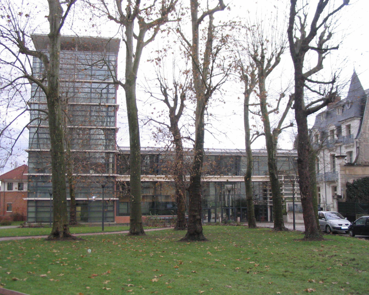 Стеклянное здание в городе Виши, Франция