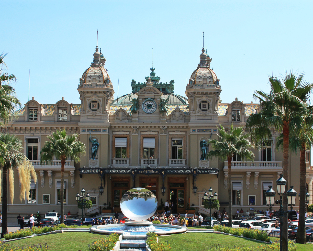 Стеклянный шар перед казино в Монако