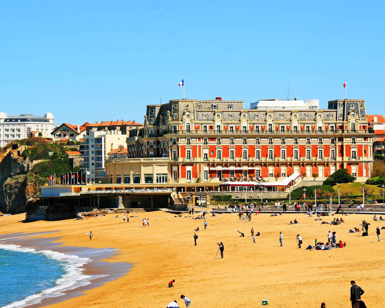 Золотой пляж на курорте Биарриц, Франция