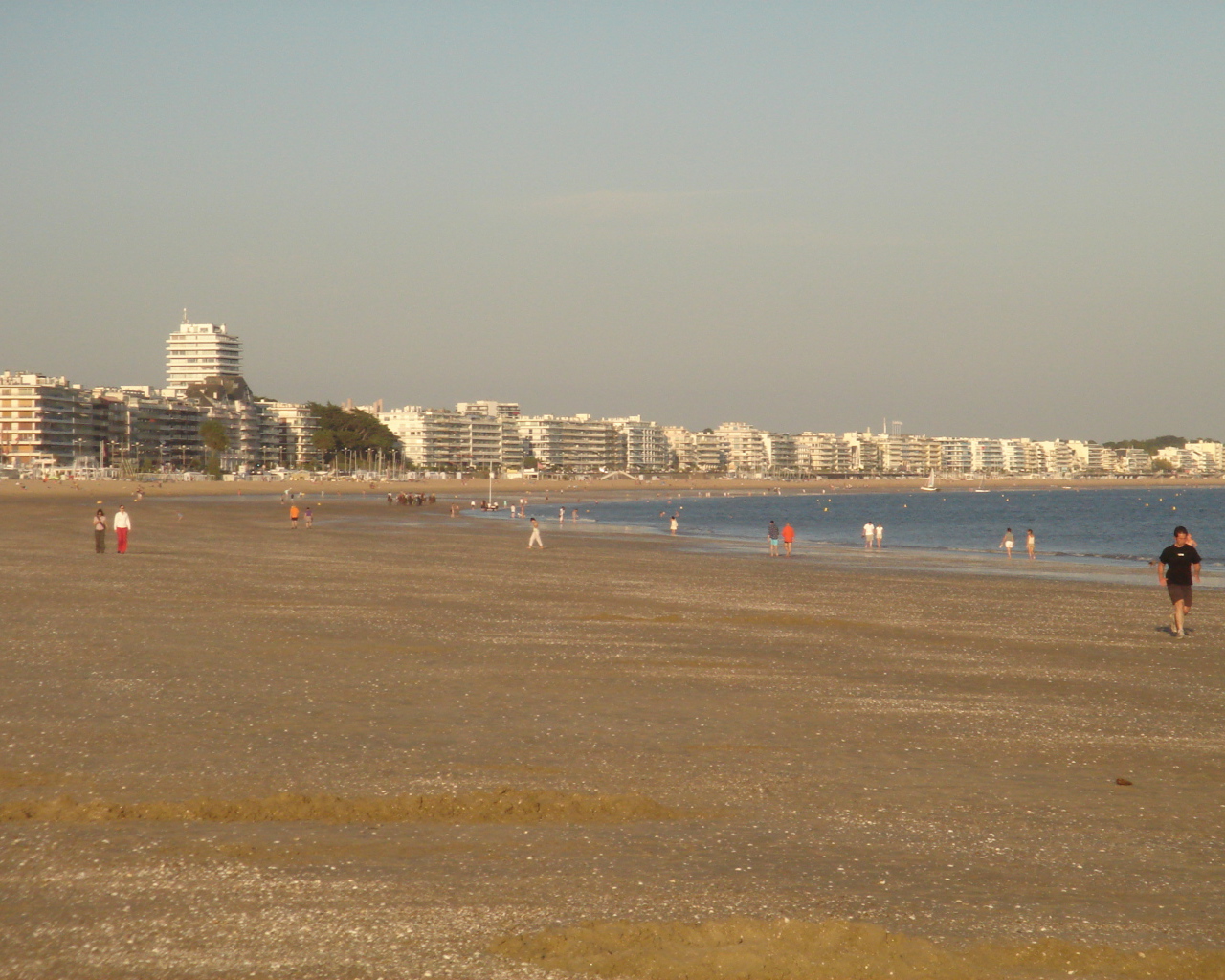 Золотой пляж на курорте Ла Боль, Франция