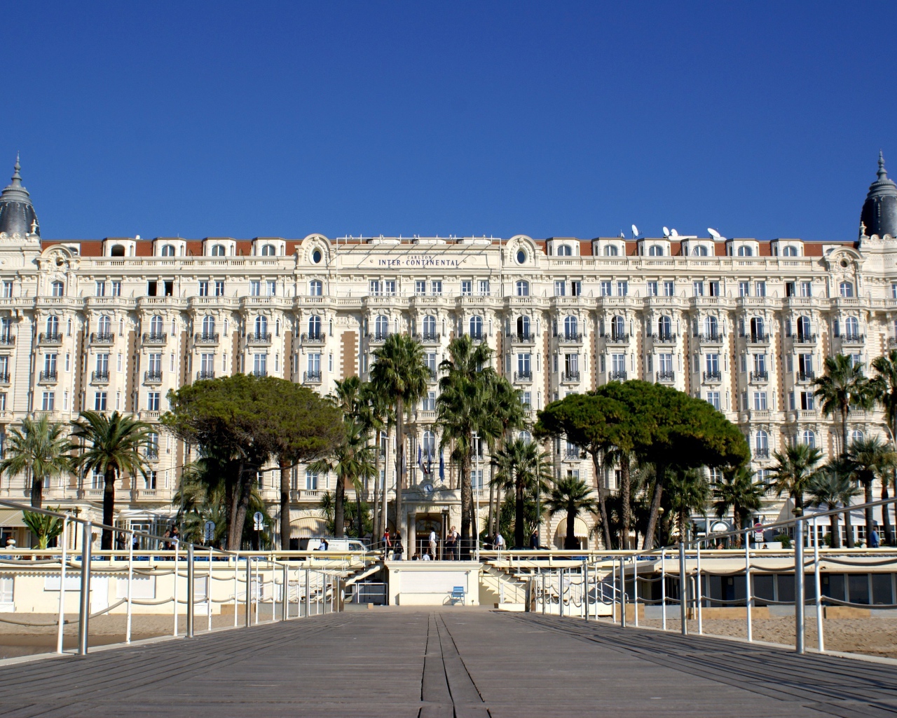 Отель на побережье в Каннах, Франция