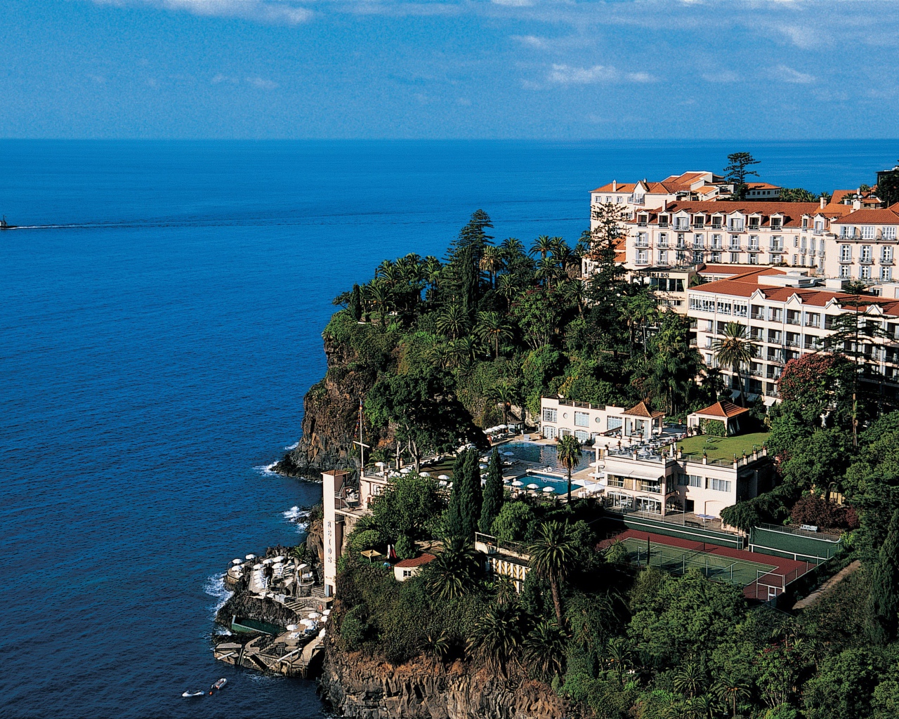 Отель на побережье на курорте Мирамар Круести, Франция