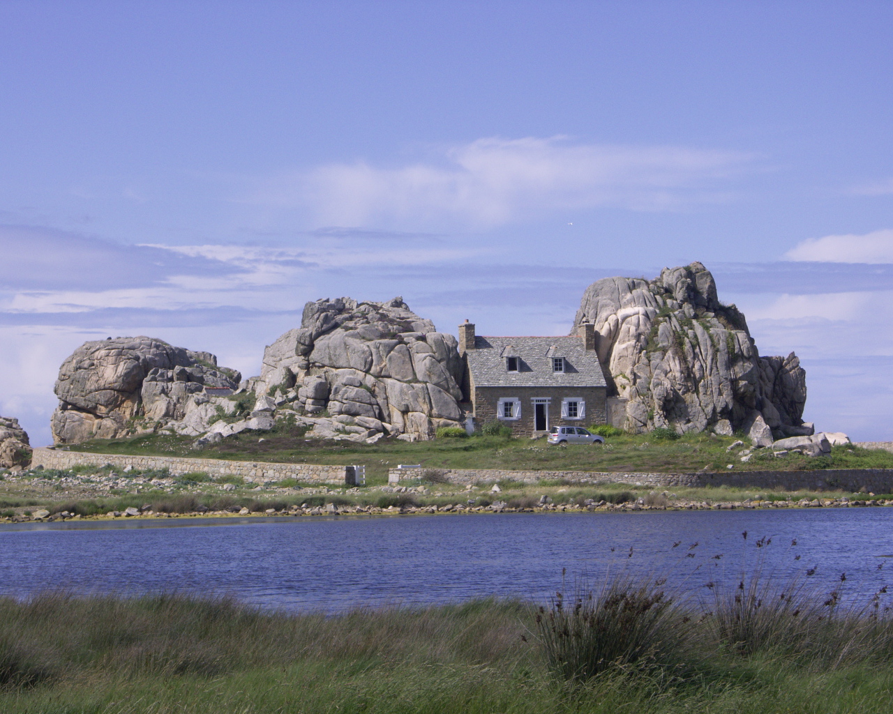 Дом среди скал в Бретань, Франция