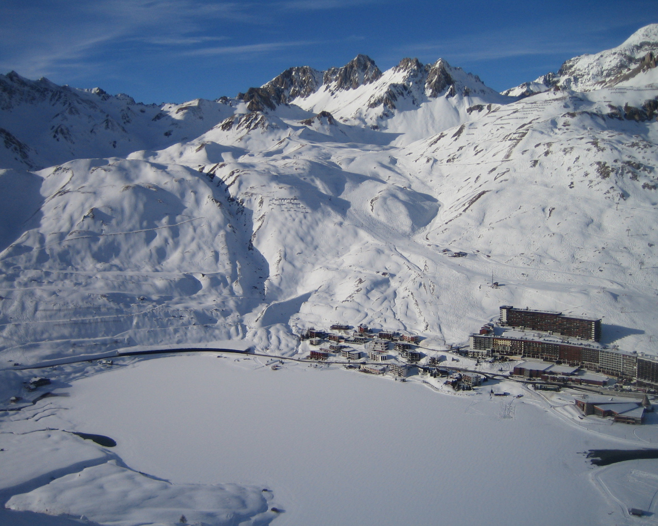 Дома у подножия горы на горнолыжном курорте Тинь, Франция