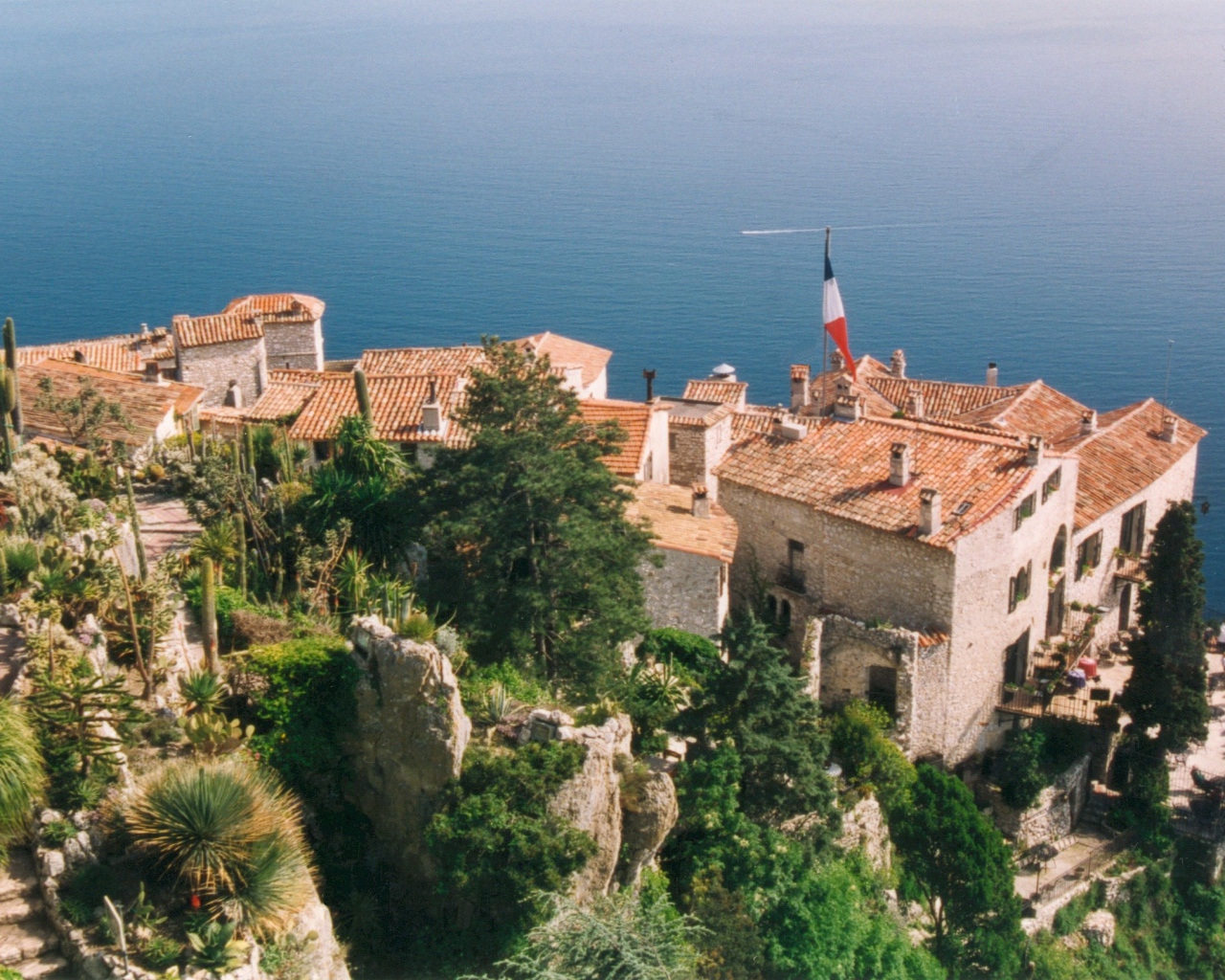 Дома на фоне моря на курорте Эз, Франция