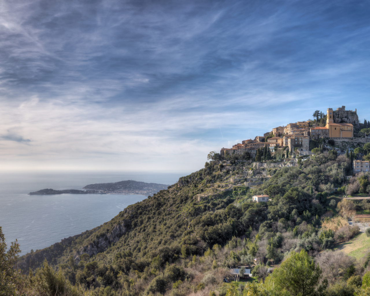 Дома на холме на курорте Эз, Франция