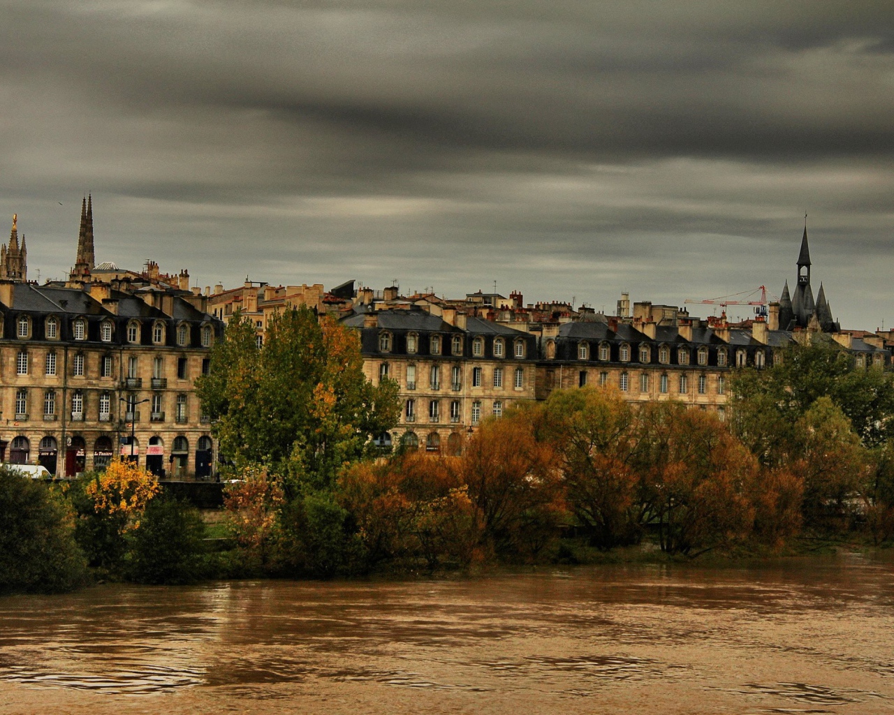 Дома на набережной в Бордо, Франция