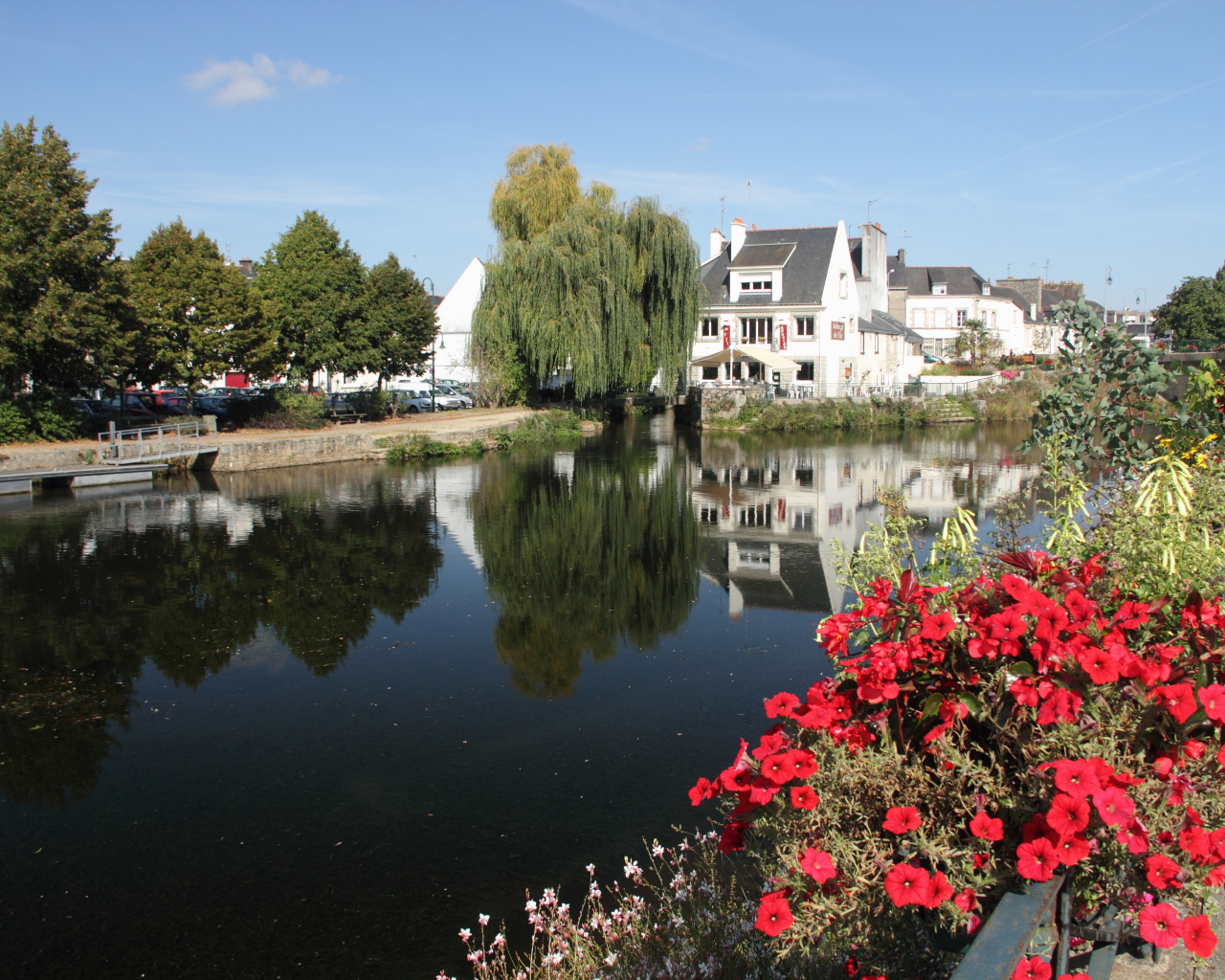 Озеро в городе в Бретань, Франция