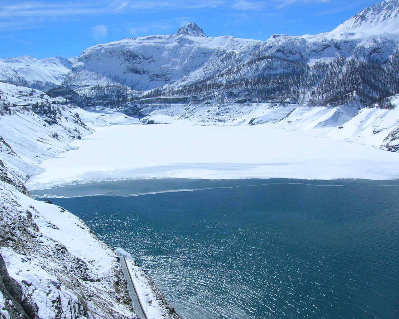 Озеро на горнолыжном курорте Тинь, Франция