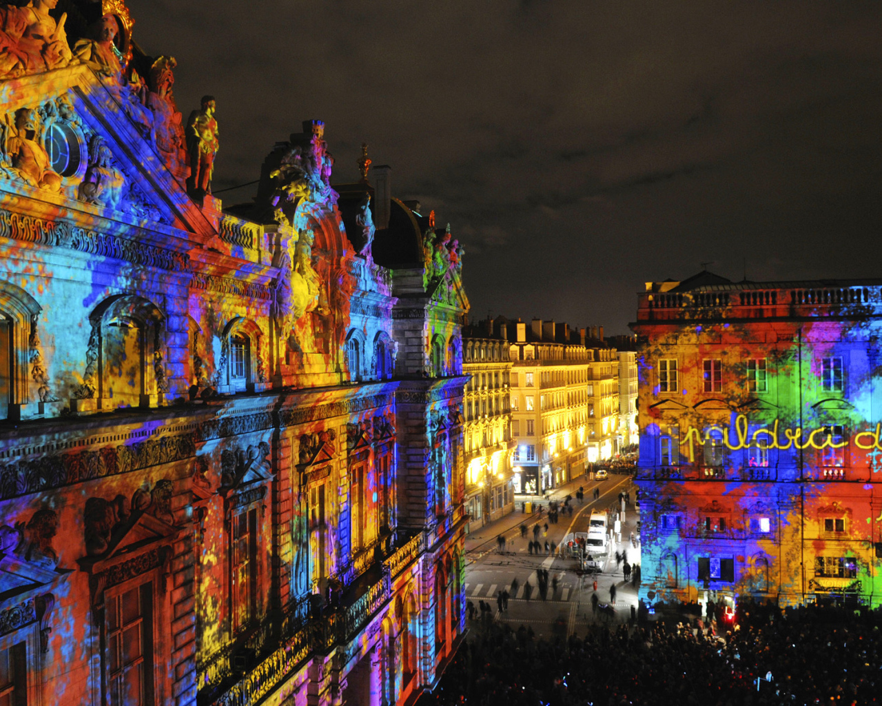 Подсветка зданий в городе Лион, Франция