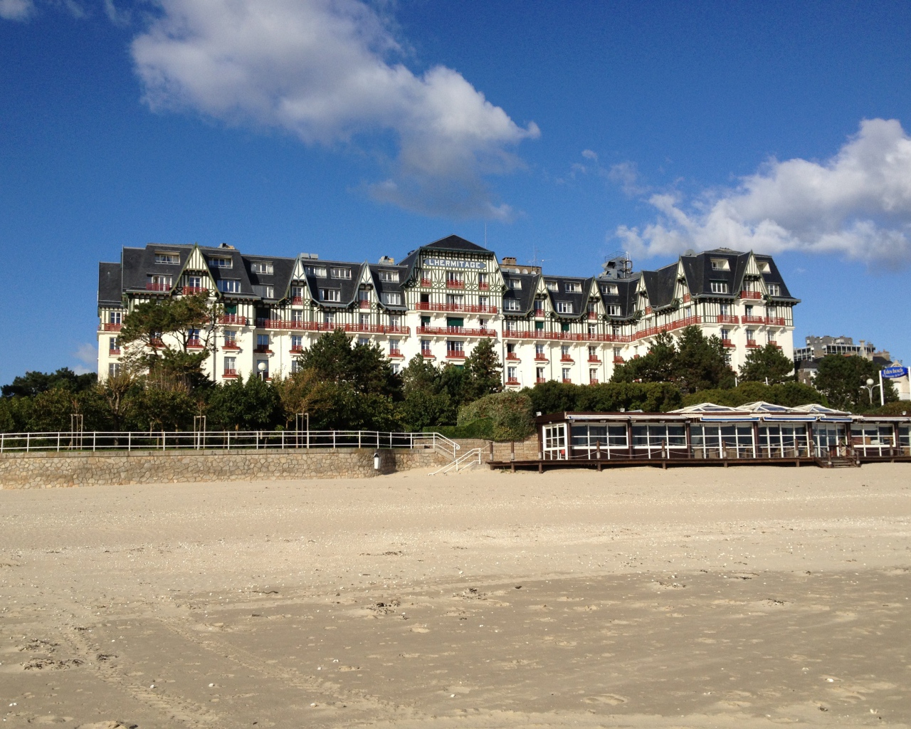 Отель на пляже на курорте Ла Боль, Франция