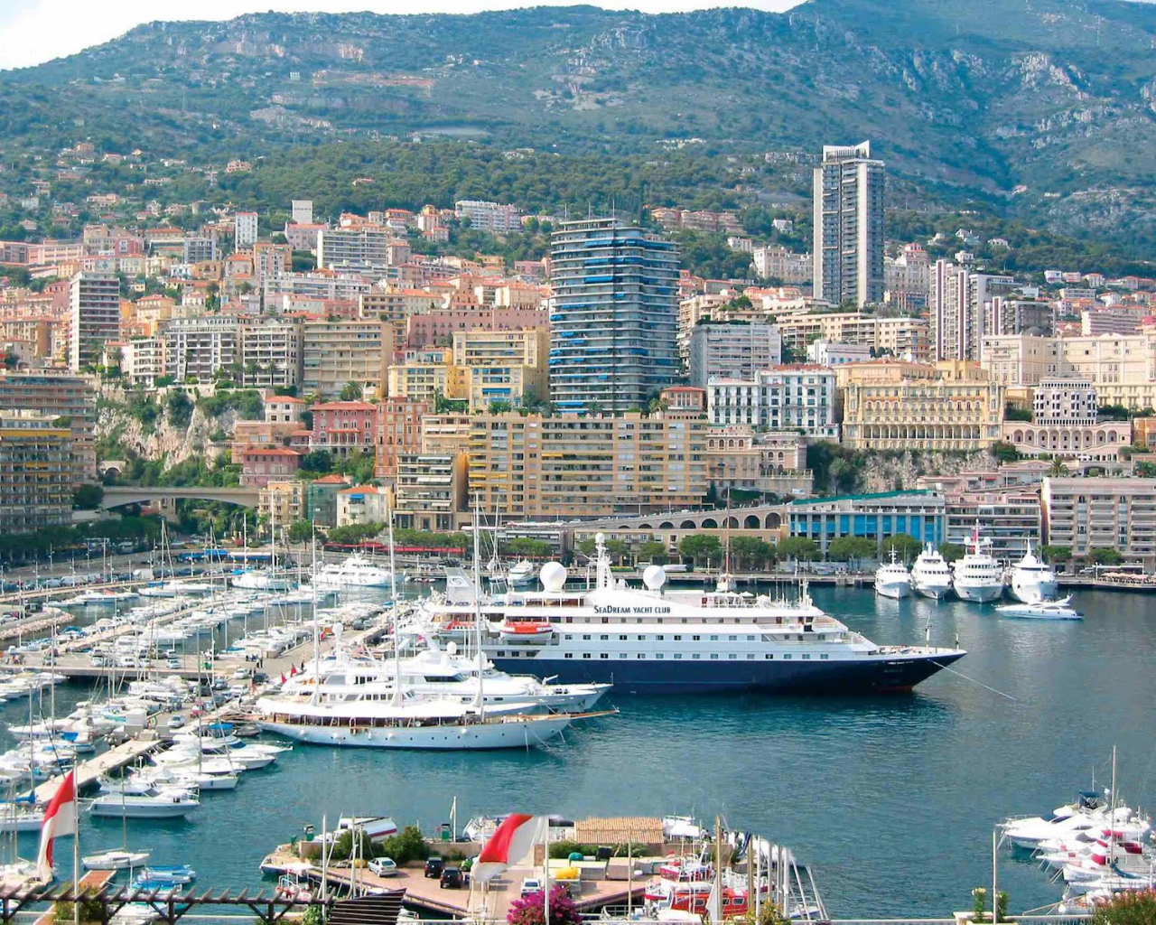 Роскошные яхты в порту в Монте-Карло, Франция