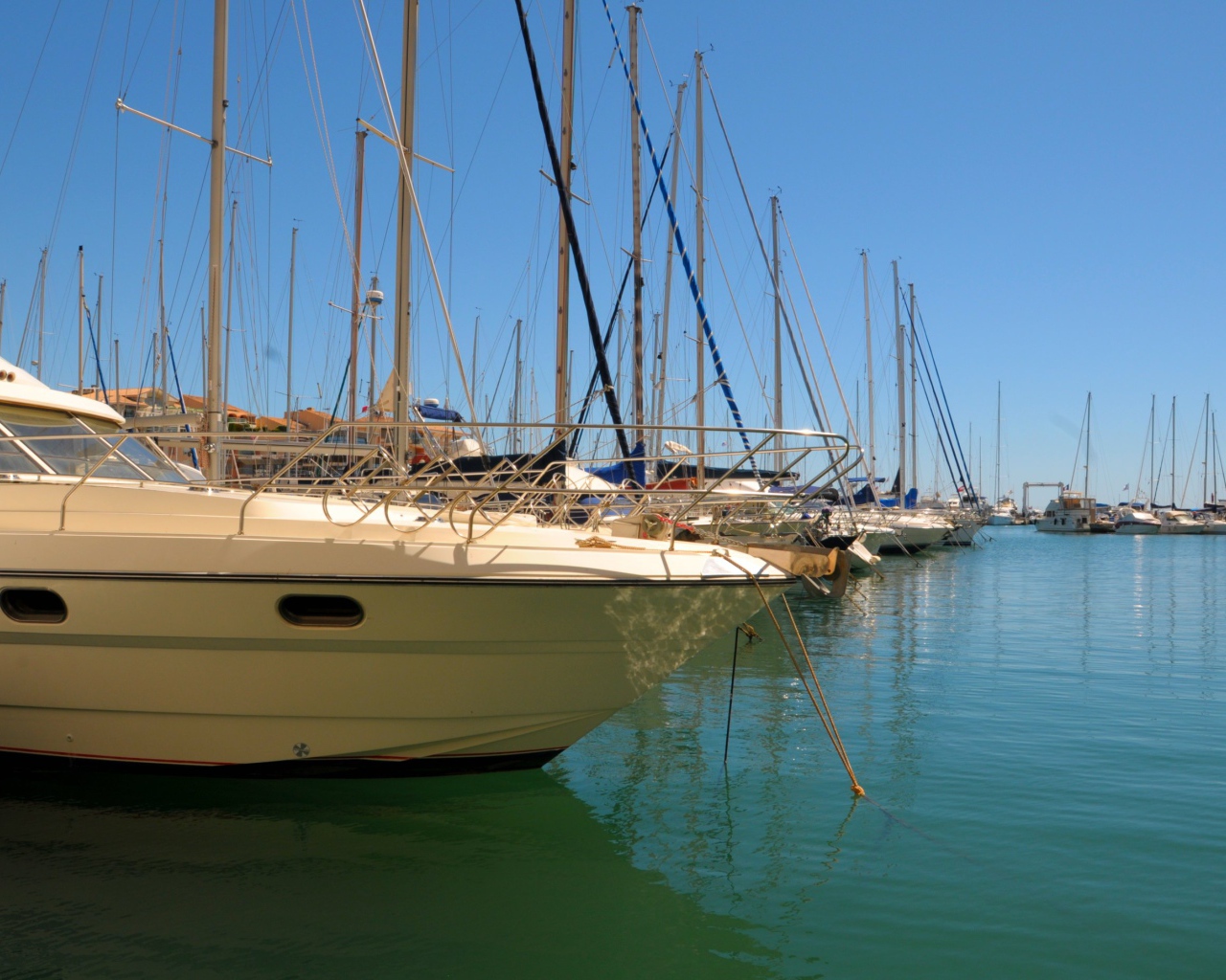 Роскошные яхты на курорте Порт Де Фрежюс, Франция